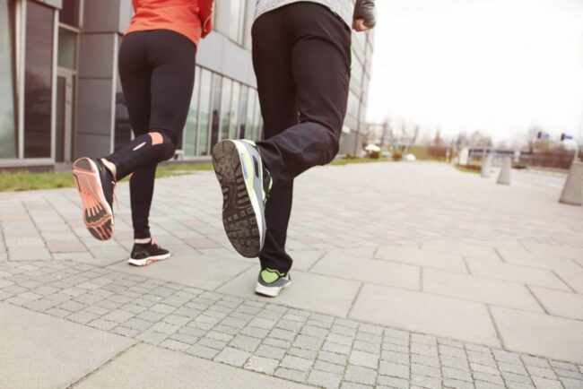 Close up of running couple mental coureur